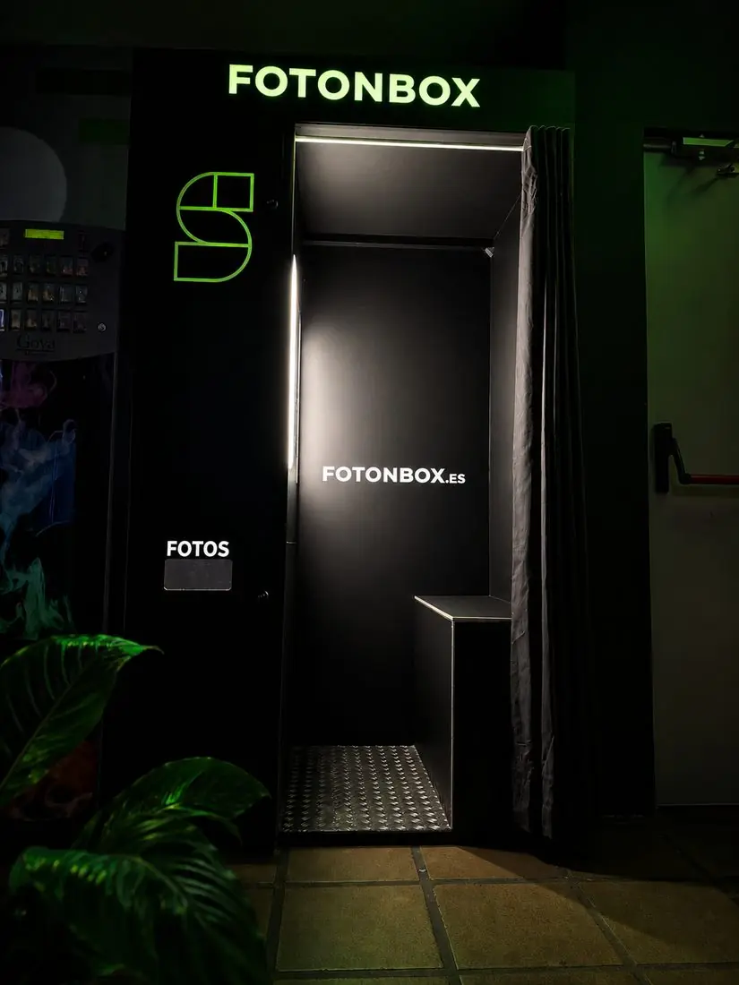 Fotomatón Fotonbox instalado en Studio Club, Málaga